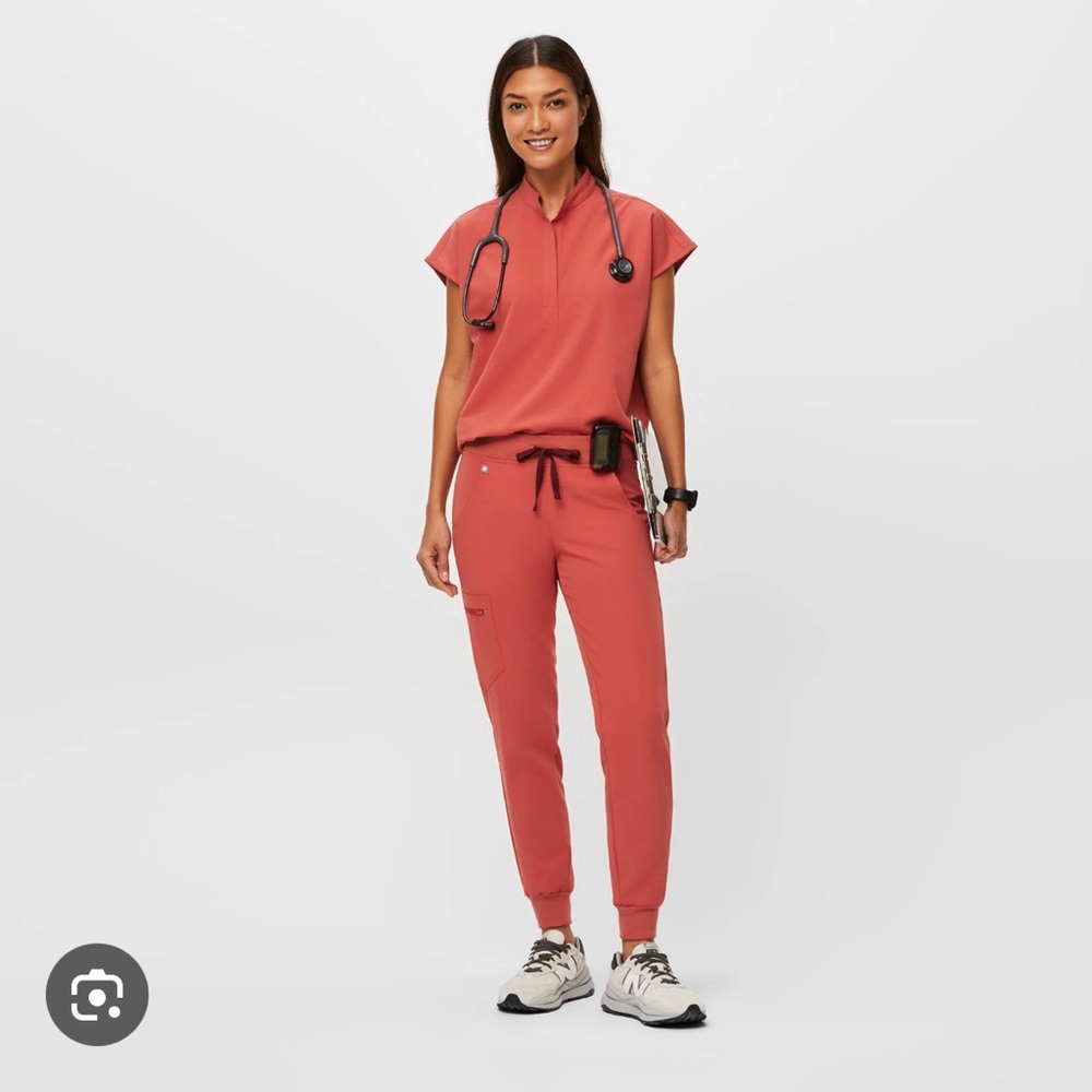 Women’s figs Zamora joggers in clay M tall